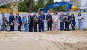 Mit dem Spatenstich in Berlin startet der Bau des Berlin Center for Gene and Cell Therapies.