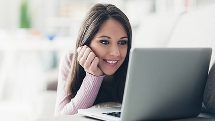 frau-vor-laptop
